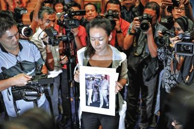 1月29日，在得知即將召開有關MH370的發(fā)布會后，一些乘客家屬成員到場。