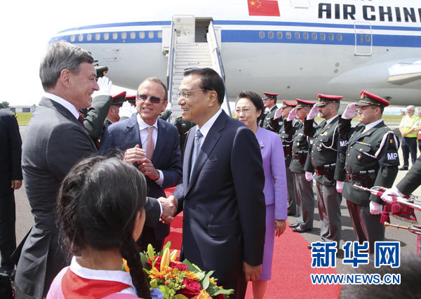 當(dāng)?shù)貢r(shí)間6月28日下午，經(jīng)中歐雙方商定，國務(wù)院總理李克強(qiáng)乘專機(jī)抵達(dá)比利時(shí)首都布魯塞爾，出席第十七次中國歐盟領(lǐng)導(dǎo)人會(huì)晤。李克強(qiáng)總理夫人程虹同機(jī)抵達(dá)。歐盟和比利時(shí)政府高級官員到阿貝拉格機(jī)場迎接。新華社記者 龐興雷 攝 