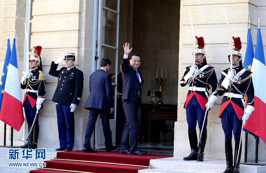 6月30日，中國國務(wù)院總理李克強(qiáng)在巴黎總理府同法國總理瓦爾斯舉行會談。 新華社記者 馬占成 攝