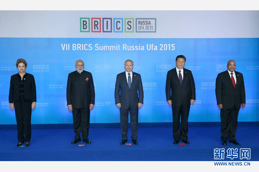 7月9日，金磚國家領(lǐng)導(dǎo)人第七次會晤在俄羅斯烏法舉行。中國國家主席習(xí)近平、俄羅斯總統(tǒng)普京、巴西總統(tǒng)羅塞夫、印度總理莫迪、南非總統(tǒng)祖馬出席。這是金磚國家領(lǐng)導(dǎo)人集體合影。新華社記者 龐興雷 攝