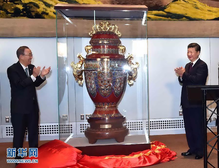 9月27日，國家主席習近平在紐約出席中國向聯合國贈送&ldquo;和平尊&rdquo;儀式。聯合國秘書長潘基文出席。 新華社記者 李濤 攝 