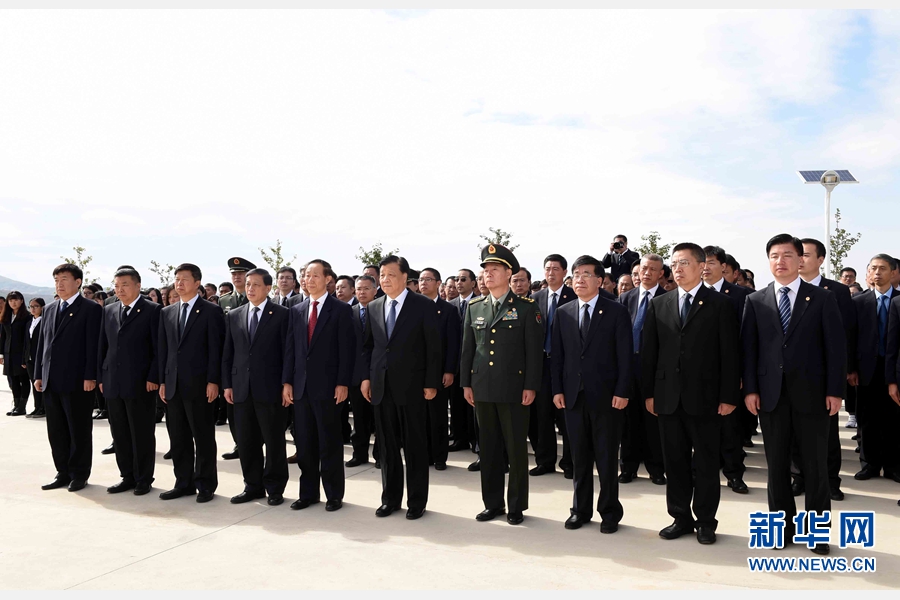 10月11日，中共中央政治局常委、中央書記處書記劉云山專程趕赴安州祭掃中國(guó)人民志愿軍烈士陵園，向中國(guó)人民志愿軍烈士敬獻(xiàn)花籃并默哀。 新華社記者 饒愛(ài)民 攝