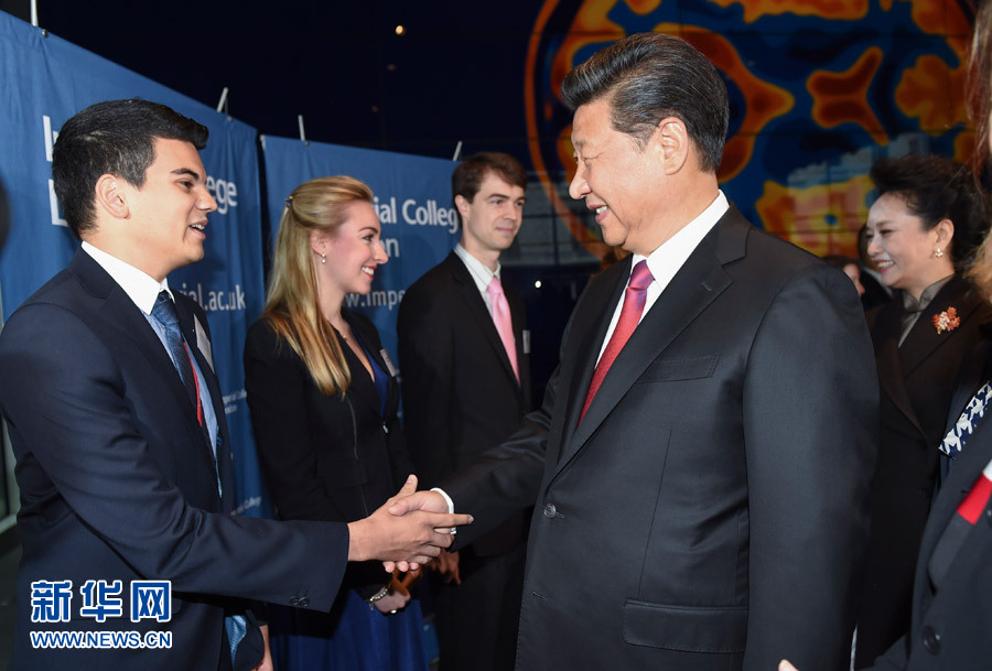 10月21日，國家主席習(xí)近平在倫敦參觀帝國理工學(xué)院。 新華社記者謝環(huán)馳 攝