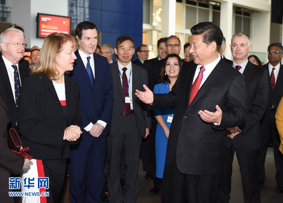 10月21日，國家主席習(xí)近平在倫敦參觀帝國理工學(xué)院。這是習(xí)近平同該校員工親切交談。 新華社記者 謝環(huán)馳 攝