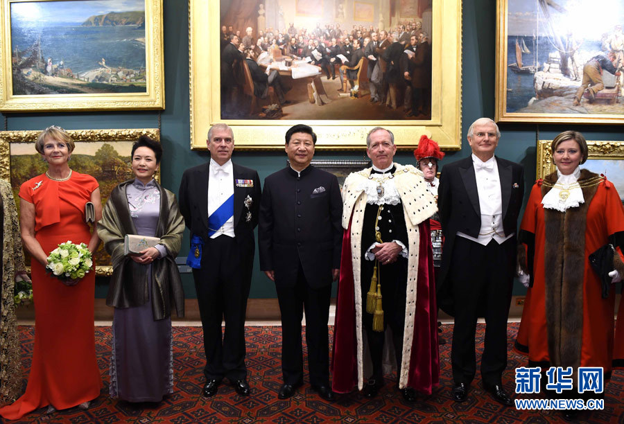 當(dāng)?shù)貢r間10月21日，國家主席習(xí)近平在倫敦金融城市政廳發(fā)表題為《共倡開放包容共促和平發(fā)展》的重要演講。這是習(xí)近平和夫人彭麗媛同嘉賓合影。 新華社記者 饒愛民 攝