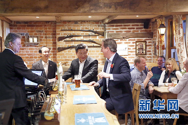 這是會(huì)晤結(jié)束后，習(xí)近平在卡梅倫陪同下乘車前往當(dāng)?shù)匦℃?zhèn)體驗(yàn)酒吧文化。新華社記者 鞠鵬 攝