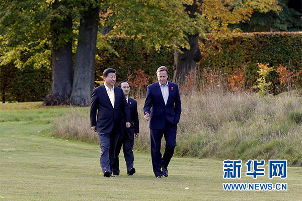 這是習(xí)近平與卡梅倫漫步草坪，邊走邊談。新華社記者 鞠鵬攝