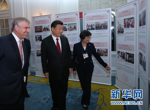 10月22日，國(guó)家主席習(xí)近平在倫敦出席全英孔子學(xué)院和孔子課堂年會(huì)開(kāi)幕式。這是習(xí)近平參觀全英孔子學(xué)院和孔子課堂成果圖片展。 新華社記者 龐興雷 攝