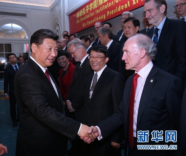 10月22日，國(guó)家主席習(xí)近平在倫敦出席全英孔子學(xué)院和孔子課堂年會(huì)開(kāi)幕式。這是習(xí)近平同參加開(kāi)幕式的嘉賓親切交談。 新華社記者 龐興雷 攝 