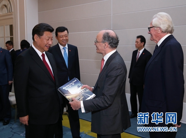 10月22日，國(guó)家主席習(xí)近平在倫敦集體會(huì)見(jiàn)英國(guó)前首相布朗等英國(guó)友人。新華社記者 龐興雷 攝 