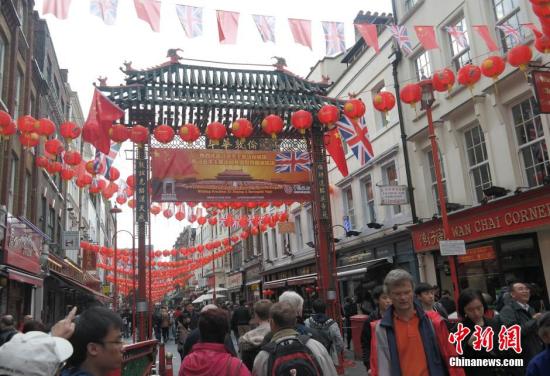 習(xí)近平主席訪問英國，倫敦唐人街掛出大紅燈籠和中英兩國國旗。 <a target='_blank' ><p  align=