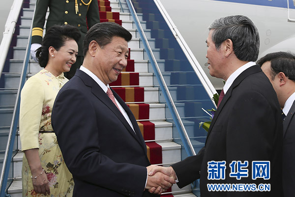 11月5日，中共中央總書記、國家主席習近平抵達越南首都河內，開始對越南進行國事訪問。這是越南高級官員到機場迎接習近平和夫人彭麗媛。新華社記者蘭紅光攝 