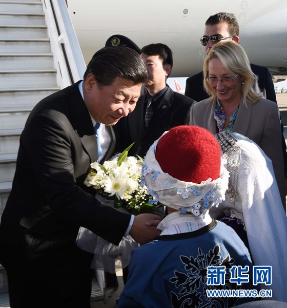 11月14日，國家主席習(xí)近平抵達(dá)土耳其安塔利亞，應(yīng)土耳其共和國總統(tǒng)埃爾多安邀請，出席二十國集團(tuán)領(lǐng)導(dǎo)人第十次峰會。這是土耳其兒童向習(xí)近平主席獻(xiàn)花。新華社記者 饒愛民 攝 
