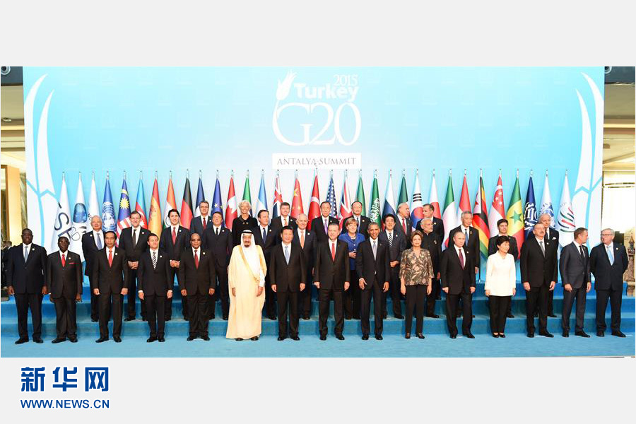 11月15日，中國(guó)國(guó)家主席習(xí)近平出席在土耳其安塔利亞舉行的二十國(guó)集團(tuán)領(lǐng)導(dǎo)人第十次峰會(huì)。這是習(xí)近平主席同與會(huì)領(lǐng)導(dǎo)人合影。 新華社記者李學(xué)仁 攝 