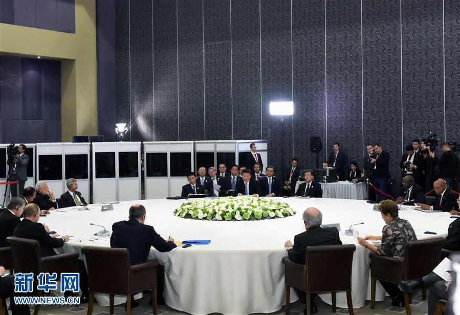  11月15日，金磚國家領導人非正式會晤在土耳其安塔利亞舉行，中國國家主席習近平、俄羅斯總統(tǒng)普京、印度總理莫迪、南非總統(tǒng)祖馬、巴西總統(tǒng)羅塞夫出席。習近平在會上發(fā)表題為《開拓機遇應對挑戰(zhàn)》的重要講話。 新華社記者 饒愛民 攝 