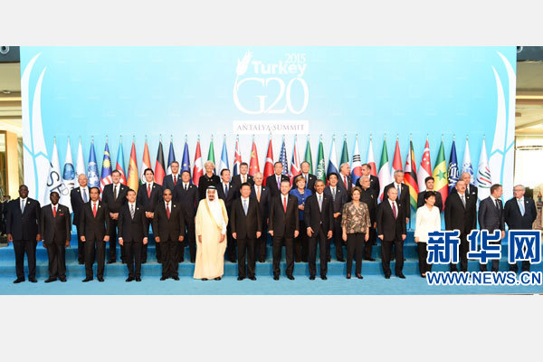 11月15日，二十國集團(tuán)領(lǐng)導(dǎo)人第十次峰會在土耳其安塔利亞舉行。國家主席習(xí)近平出席并發(fā)表題為《創(chuàng)新增長路徑共享發(fā)展成果》的重要講話。這是習(xí)近平主席同與會領(lǐng)導(dǎo)人合影。 新華社記者 李學(xué)仁 攝
