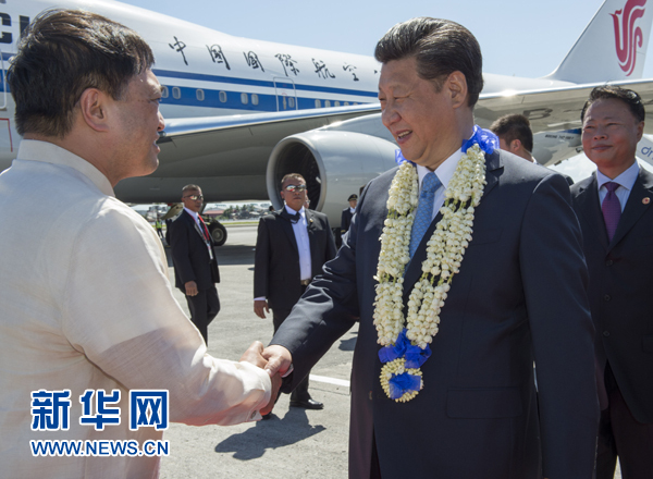 11月17日，國家主席習(xí)近平抵達(dá)菲律賓首都馬尼拉尼諾&middot;阿基諾國際機(jī)場，出席即將舉行的亞太經(jīng)合組織第二十三次領(lǐng)導(dǎo)人非正式會議。菲律賓高級官員到機(jī)場迎接習(xí)近平主席。新華社記者李學(xué)仁攝