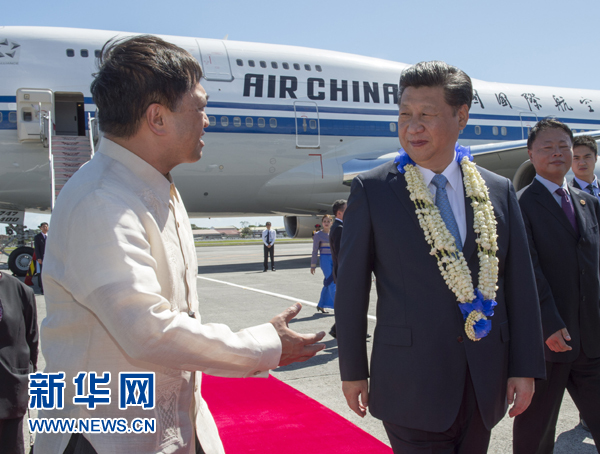 11月17日，國家主席習(xí)近平抵達(dá)菲律賓首都馬尼拉尼諾&middot;阿基諾國際機(jī)場，出席即將舉行的亞太經(jīng)合組織第二十三次領(lǐng)導(dǎo)人非正式會議。菲律賓高級官員到機(jī)場迎接習(xí)近平主席。新華社記者李學(xué)仁攝
