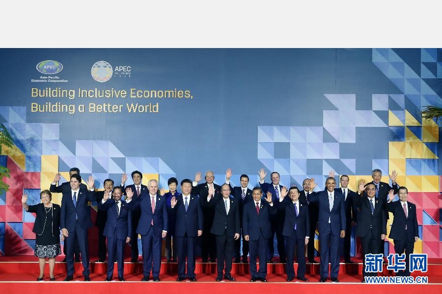 這是會議開始前，國家主席習(xí)近平同其他亞太經(jīng)合組織成員經(jīng)濟(jì)體領(lǐng)導(dǎo)人、代表合影。 新華社記者 姚大偉 攝