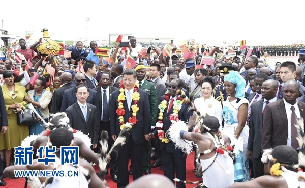 12月1日，中國(guó)國(guó)家主席習(xí)近平乘專(zhuān)機(jī)抵達(dá)津巴布韋首都哈拉雷，開(kāi)始對(duì)津巴布韋進(jìn)行國(guó)事訪(fǎng)問(wèn)。津巴布韋總統(tǒng)穆加貝在機(jī)場(chǎng)舉行隆重歡迎儀式。這是當(dāng)?shù)孛癖娞饸g快熱情的傳統(tǒng)舞蹈，歡迎習(xí)近平和彭麗媛到訪(fǎng)。新華社記者 謝環(huán)馳 攝 