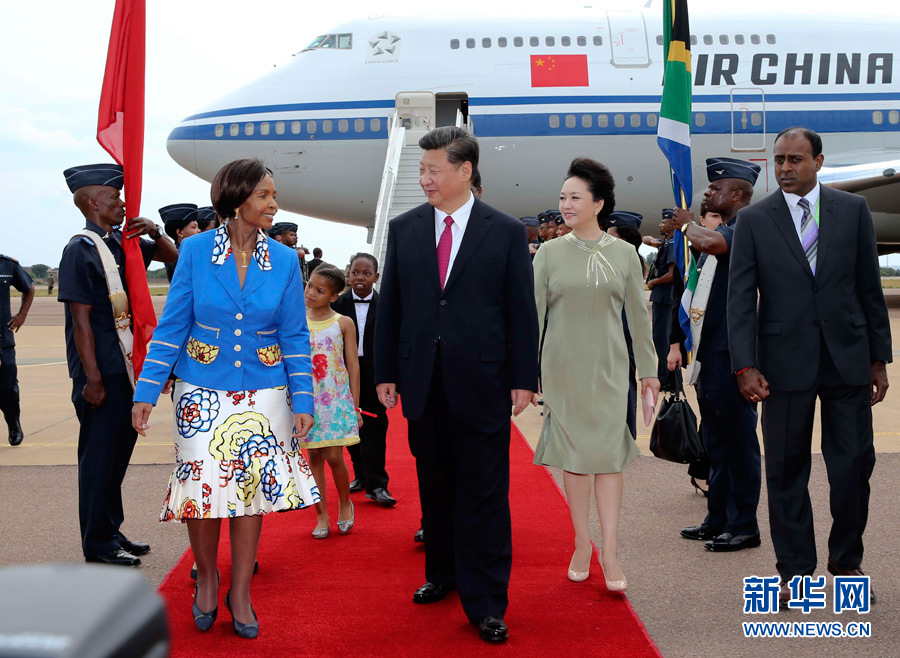 12月2日，國家主席習(xí)近平抵達(dá)南非首都比勒陀利亞，開始對南非進(jìn)行國事訪問。南非外長馬沙巴內(nèi)等政府高級官員到機(jī)場迎接習(xí)近平和夫人彭麗媛。新華社記者蘭紅光攝