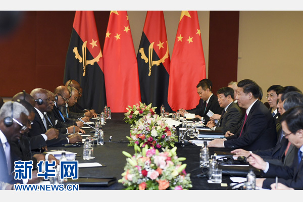 12月3日，國家主席習(xí)近平在約翰內(nèi)斯堡會見安哥拉總統(tǒng)多斯桑托斯。 新華社記者 謝環(huán)馳 攝