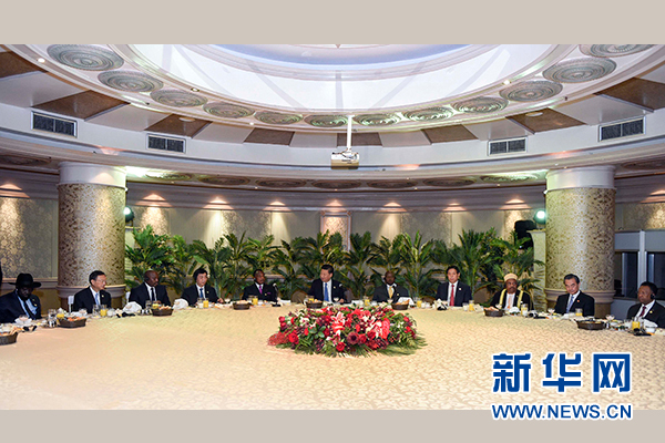 12月4日，國家主席習(xí)近平在約翰內(nèi)斯堡集體會(huì)見13位非洲國家領(lǐng)導(dǎo)人。 新華社記者 謝環(huán)馳 攝