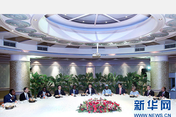 12月5日，國(guó)家主席習(xí)近平在約翰內(nèi)斯堡再次集體會(huì)見(jiàn)17位非洲國(guó)家領(lǐng)導(dǎo)人。 新華社記者 姚大偉 攝