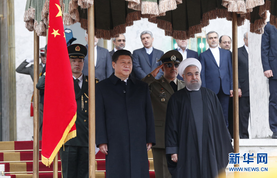 1月23日，國(guó)家主席習(xí)近平同伊朗總統(tǒng)魯哈尼在德黑蘭薩德阿巴德王宮舉行會(huì)談。這是會(huì)談前，習(xí)近平主席出席魯哈尼總統(tǒng)舉行的隆重歡迎儀式。新華社記者 鞠鵬 攝