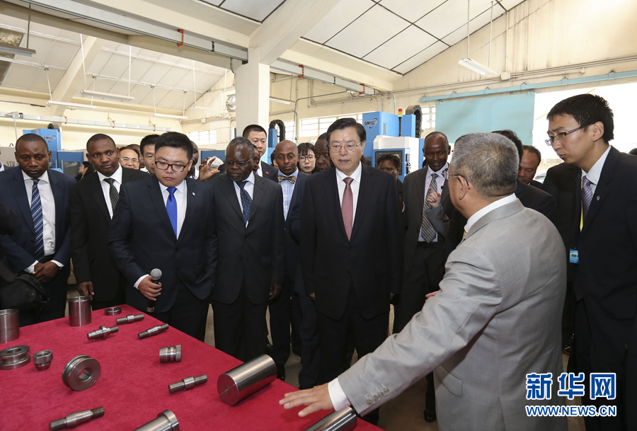 這是3月25日，張德江在肯尼亞首都內(nèi)羅畢考察中肯職業(yè)教育合作示范中心。 新華社記者丁林?jǐn)z