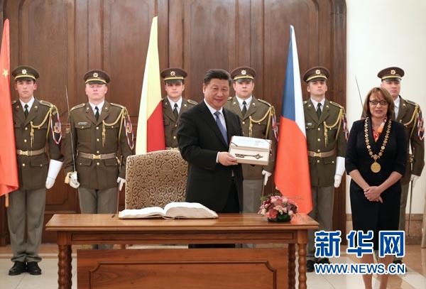 當(dāng)?shù)貢r間3月29日，國家主席習(xí)近平在捷克布拉格會見布拉格市長科爾娜喬娃，并接受科爾娜喬娃代表該市贈予的城市鑰匙。 新華社記者 龐興雷攝