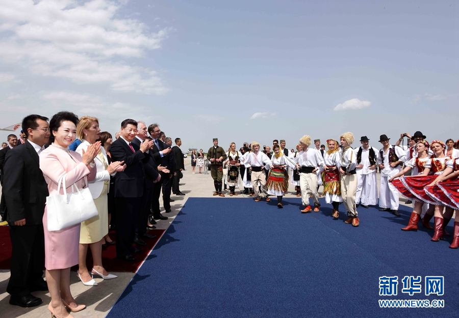 6月17日，國(guó)家主席習(xí)近平乘專機(jī)抵達(dá)貝爾格萊德，開始對(duì)塞爾維亞共和國(guó)進(jìn)行國(guó)事訪問。塞爾維亞民眾跳起歡快熱情的傳統(tǒng)舞蹈科羅舞熱烈歡迎習(xí)近平和夫人彭麗媛到訪。新華社記者 饒愛民 攝 