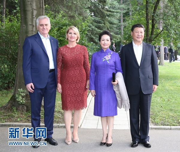 當(dāng)?shù)貢r(shí)間6月17日，國(guó)家主席習(xí)近平同塞爾維亞總統(tǒng)尼科利奇在貝爾格萊德舉行會(huì)晤。這是習(xí)近平和夫人彭麗媛同尼科利奇夫婦在和平別墅合影。新華社記者 丁林 攝