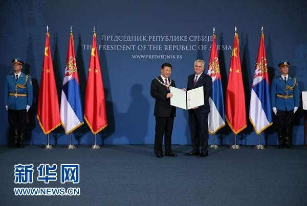 6月18日，國家主席習近平在貝爾格萊德同塞爾維亞總統(tǒng)尼科利奇舉行會談。會談后，尼科利奇向習近平授予塞爾維亞最高級別勛章&ldquo;共和國一級榮譽勛章&rdquo;，感謝習近平為中塞關系發(fā)展作出的杰出貢獻。新華社記者蘭紅光攝 