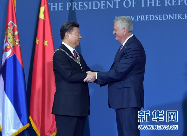 6月18日，國家主席習近平在貝爾格萊德同塞爾維亞總統(tǒng)尼科利奇舉行會談。會談后，尼科利奇向習近平授予塞爾維亞最高級別勛章&ldquo;共和國一級榮譽勛章&rdquo;，感謝習近平為中塞關系發(fā)展作出的杰出貢獻。新華社記者 李濤 攝 