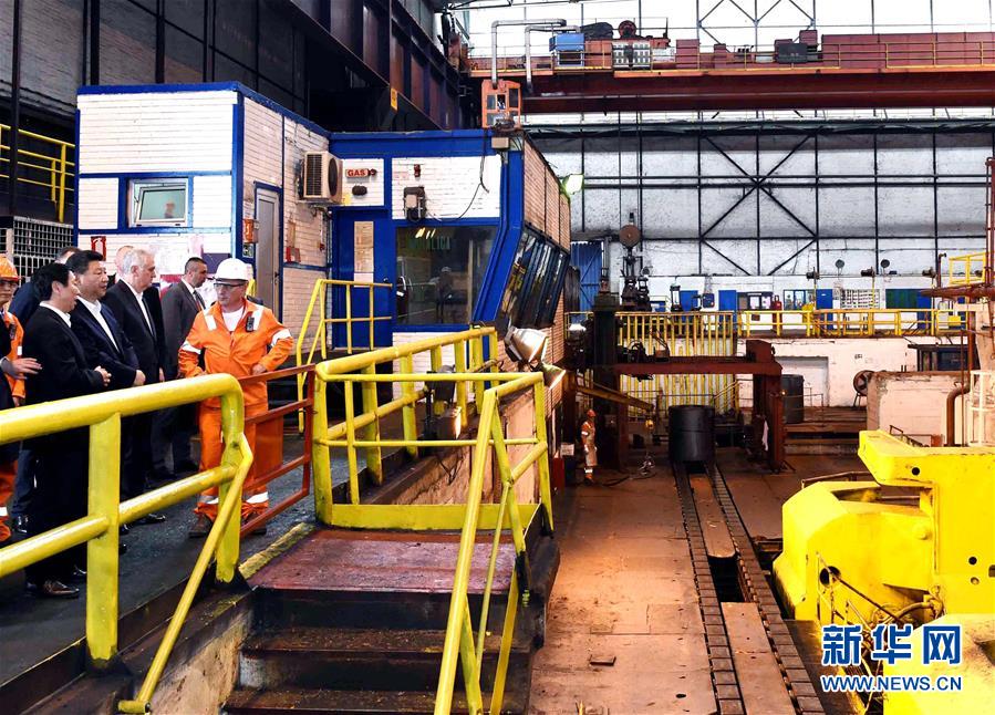 6月19日上午，國(guó)家主席習(xí)近平在貝爾格萊德參觀河鋼集團(tuán)塞爾維亞斯梅代雷沃鋼廠。 新華社記者 饒愛(ài)民 攝