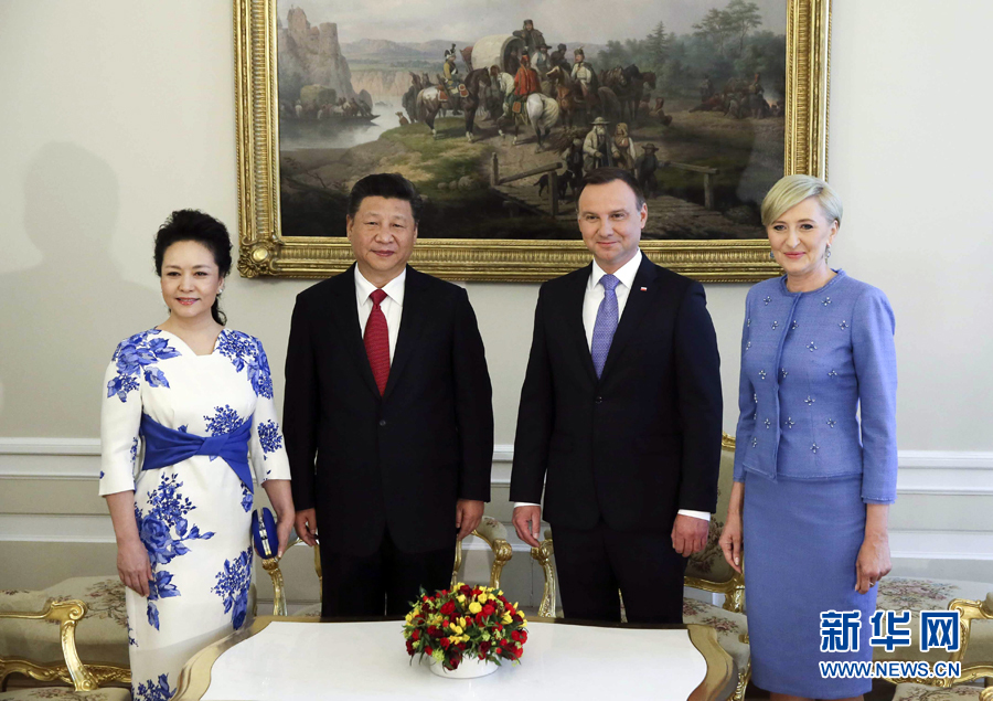 6月20日，國家主席習(xí)近平出席波蘭總統(tǒng)杜達(dá)在華沙總統(tǒng)府舉行的隆重歡迎儀式。歡迎儀式后，習(xí)近平和夫人彭麗媛同杜達(dá)和夫人阿加塔簡短寒暄。新華社記者 蘭紅光 攝