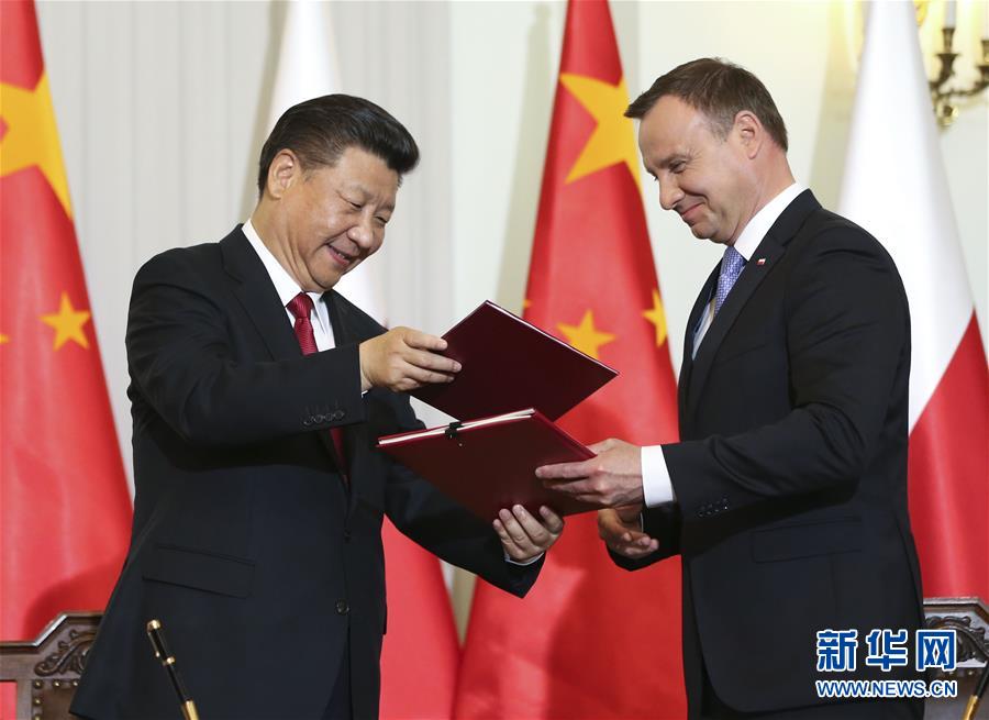 6月20日，國家主席習近平在華沙同波蘭總統(tǒng)杜達舉行會談。這是會談后，兩國元首共同簽署《中華人民共和國和波蘭共和國關于建立全面戰(zhàn)略伙伴關系的聯(lián)合聲明》。新華社記者蘭紅光攝