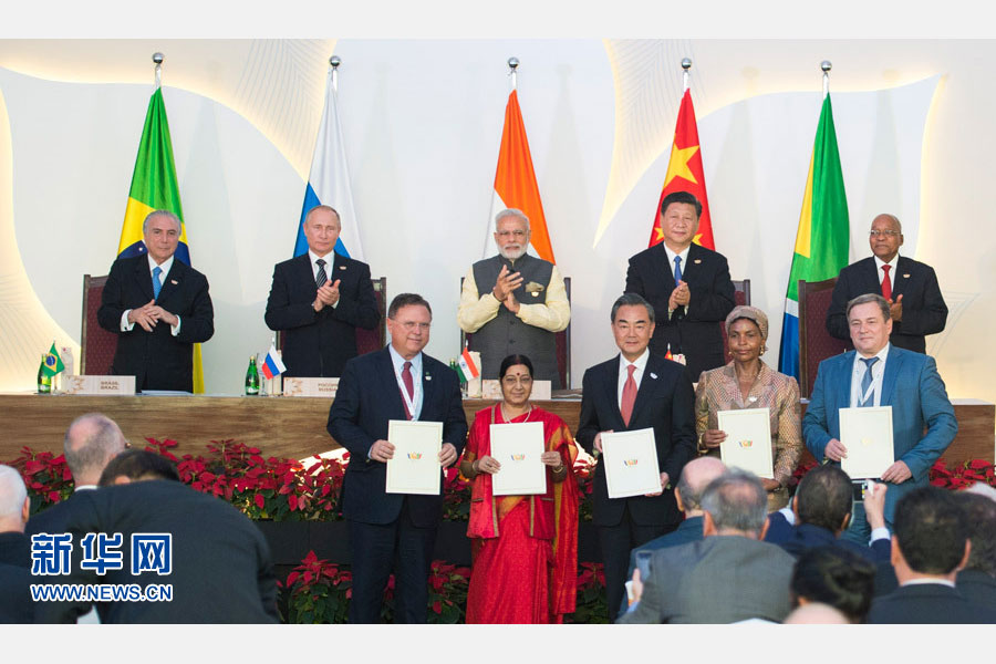 10月16日，金磚國家領(lǐng)導(dǎo)人第八次會晤在印度果阿舉行。中國國家主席習(xí)近平、印度總理莫迪、南非總統(tǒng)祖馬、巴西總統(tǒng)特梅爾、俄羅斯總統(tǒng)普京出席。這是會晤結(jié)束后，5國領(lǐng)導(dǎo)人共同見證合作文件的簽署，并出席聯(lián)合記者會。新華社記者謝環(huán)馳攝 