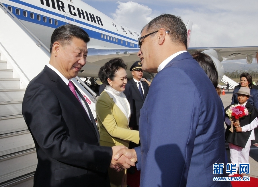 當(dāng)?shù)貢r(shí)間11月17日，國(guó)家主席習(xí)近平乘專(zhuān)機(jī)抵達(dá)基多，開(kāi)始對(duì)厄瓜多爾共和國(guó)進(jìn)行國(guó)事訪(fǎng)問(wèn)。厄瓜多爾總統(tǒng)科雷亞和夫人馬勒布等在舷梯旁熱情迎接習(xí)近平和夫人彭麗媛。新華社記者 鞠鵬 攝