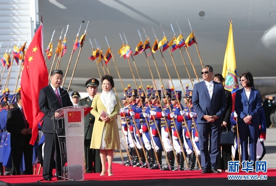 當(dāng)?shù)貢r(shí)間11月17日，國(guó)家主席習(xí)近平乘專(zhuān)機(jī)抵達(dá)基多，開(kāi)始對(duì)厄瓜多爾共和國(guó)進(jìn)行國(guó)事訪(fǎng)問(wèn)。厄瓜多爾總統(tǒng)科雷亞在機(jī)場(chǎng)為習(xí)近平舉行隆重歡迎儀式。這是習(xí)近平在歡迎儀式上致辭。新華社記者 馬占成 攝 