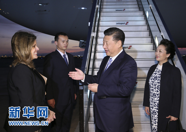 當(dāng)?shù)貢r(shí)間11月18日，國家主席習(xí)近平抵達(dá)利馬，出席亞太經(jīng)合組織第二十四次領(lǐng)導(dǎo)人非正式會議并對秘魯共和國進(jìn)行國事訪問。習(xí)近平和夫人彭麗媛受到秘魯副總統(tǒng)阿勞斯等熱情迎接。新華社記者 蘭紅光 攝