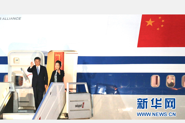 當(dāng)?shù)貢r(shí)間11月18日，國家主席習(xí)近平抵達(dá)利馬，出席亞太經(jīng)合組織第二十四次領(lǐng)導(dǎo)人非正式會議并對秘魯共和國進(jìn)行國事訪問。習(xí)近平和夫人彭麗媛受到秘魯副總統(tǒng)阿勞斯等熱情迎接。新華社記者 丁林 攝