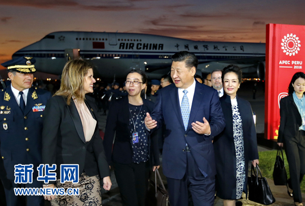 當(dāng)?shù)貢r(shí)間11月18日，國家主席習(xí)近平抵達(dá)利馬，出席亞太經(jīng)合組織第二十四次領(lǐng)導(dǎo)人非正式會議并對秘魯共和國進(jìn)行國事訪問。習(xí)近平和夫人彭麗媛受到秘魯副總統(tǒng)阿勞斯等熱情迎接。新華社記者 鞠鵬 攝
