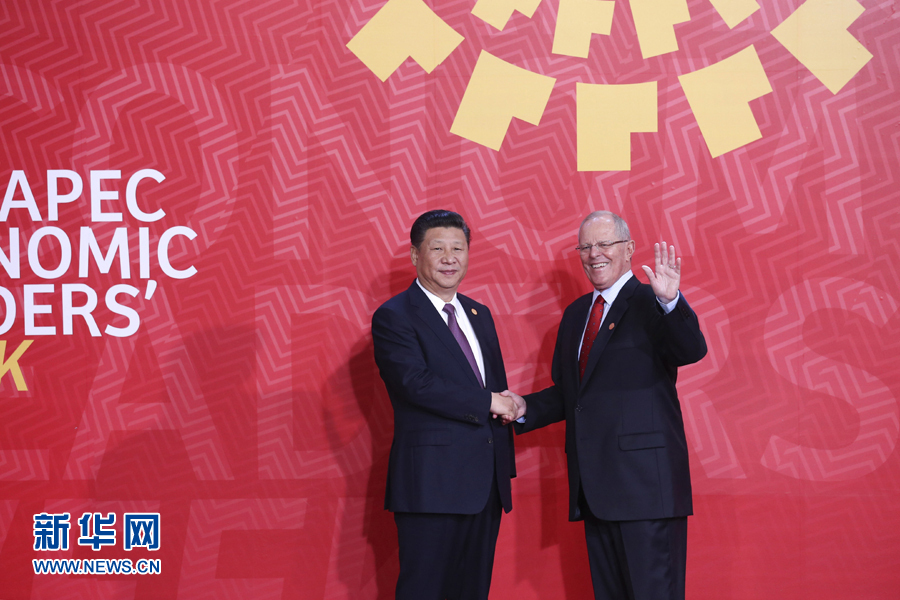 11月20日，亞太經(jīng)合組織第二十四次領(lǐng)導(dǎo)人非正式會(huì)議在秘魯利馬舉行。國(guó)家主席習(xí)近平出席并發(fā)表題為《面向未來開拓進(jìn)取促進(jìn)亞太發(fā)展繁榮》的重要講話。這是會(huì)議開始前，習(xí)近平受到秘魯總統(tǒng)庫(kù)琴斯基的熱情迎接。 新華社記者 龐興雷 攝