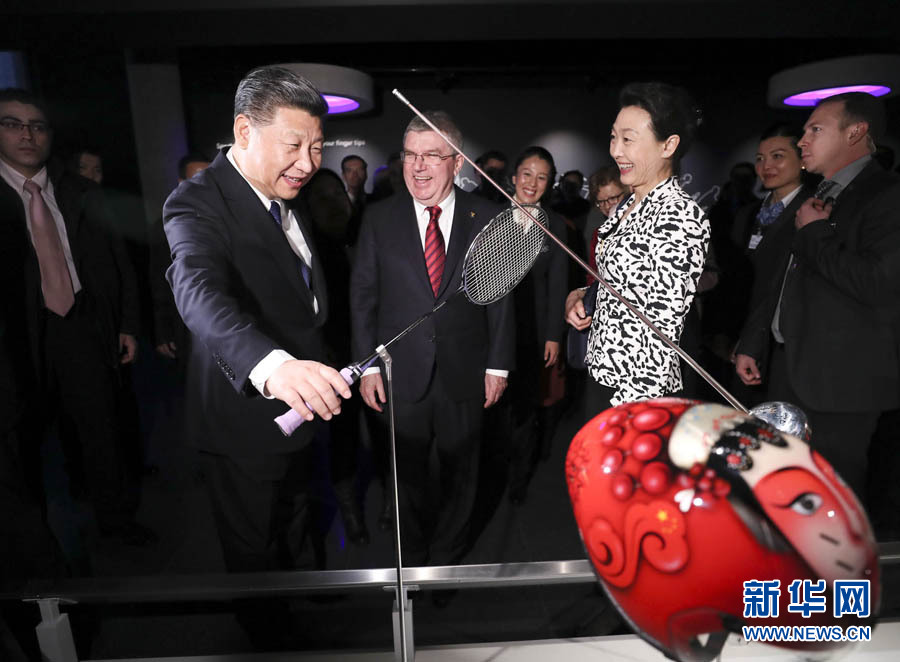 1月18日，國家主席習(xí)近平在瑞士洛桑國際奧林匹克博物館會(huì)見國際奧林匹克委員會(huì)主席巴赫。這是習(xí)近平在巴赫陪同下，參觀羽毛球世界冠軍李玲蔚用過的球拍。新華社記者 蘭紅光 攝