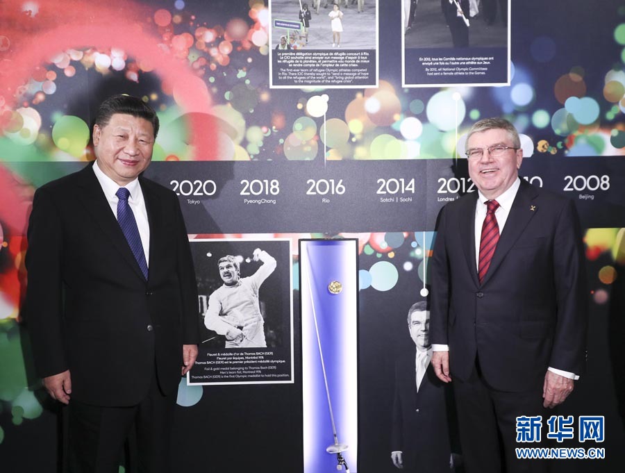 1月18日，國家主席習(xí)近平在瑞士洛桑國際奧林匹克博物館會(huì)見國際奧林匹克委員會(huì)主席巴赫。這是習(xí)近平與巴赫在巴赫作為擊劍運(yùn)動(dòng)員參加奧運(yùn)會(huì)的照片前合影。新華社記者 蘭紅光 攝