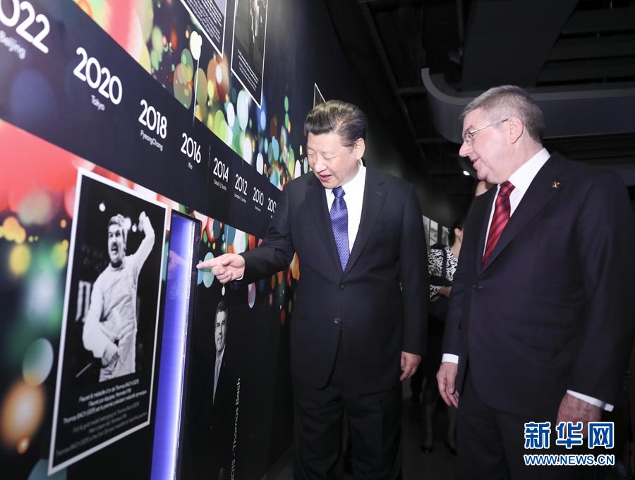 1月18日，國家主席習(xí)近平在瑞士洛桑國際奧林匹克博物館會(huì)見國際奧林匹克委員會(huì)主席巴赫。這是習(xí)近平在巴赫陪同下，參觀巴赫作為擊劍運(yùn)動(dòng)員參加奧運(yùn)會(huì)的照片。新華社記者 蘭紅光 攝