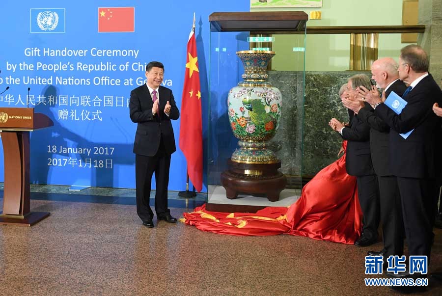 1月18日，國家主席習(xí)近平在瑞士日內(nèi)瓦萬國宮出席&ldquo;共商共筑人類命運(yùn)共同體&rdquo;高級別會議，并發(fā)表題為《共同構(gòu)建人類命運(yùn)共同體》的主旨演講。這是會議結(jié)束后，習(xí)近平出席中國向聯(lián)合國日內(nèi)瓦總部贈禮儀式。新華社記者 張鐸 攝