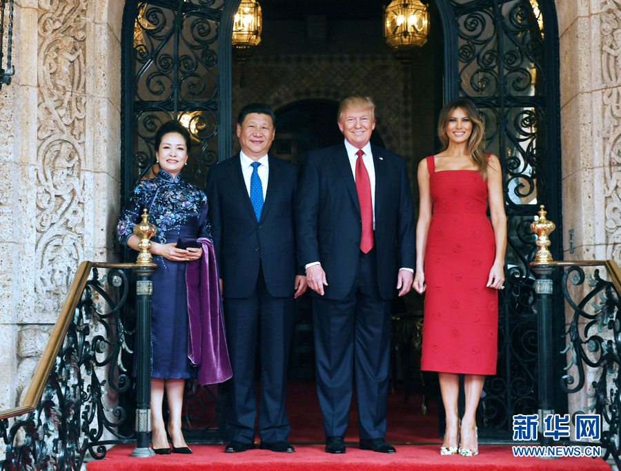 當(dāng)?shù)貢r(shí)間4月6日，國(guó)家主席習(xí)近平在美國(guó)佛羅里達(dá)州海湖莊園同美國(guó)總統(tǒng)特朗普舉行中美元首會(huì)晤。這是習(xí)近平和夫人彭麗媛同特朗普和夫人梅拉尼婭合影留念。新華社記者 饒愛民 攝 